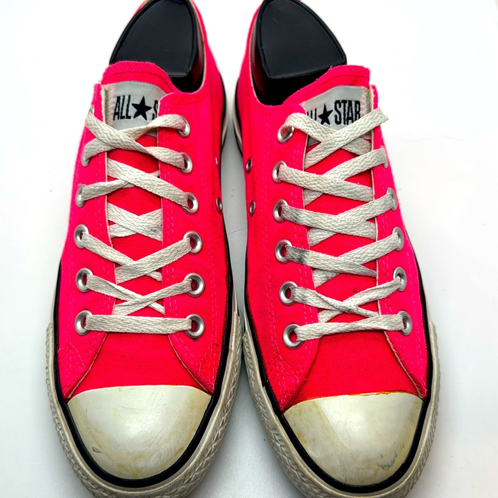 Women’s Converse Pink Canvas Low Tops Size 8
